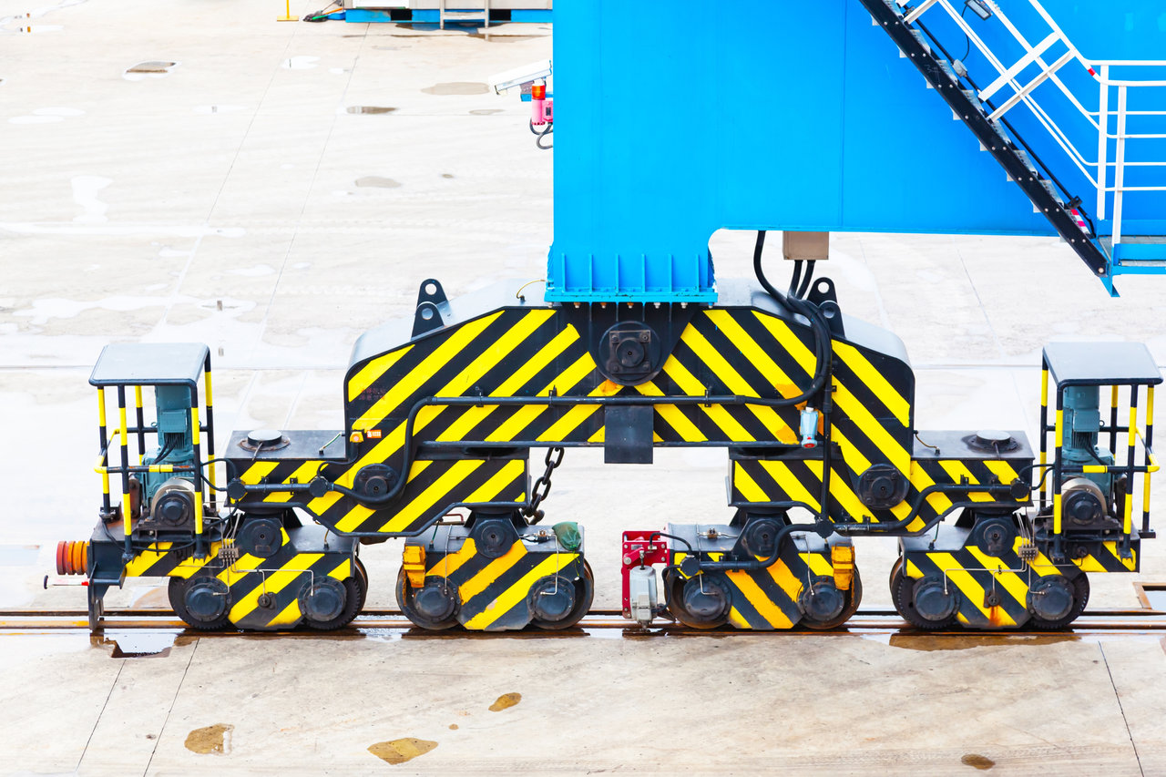 Industrieller Kranantrieb mit gelb-schwarzen Warnstreifen — Hubwerk-Detail von CRANE Parts